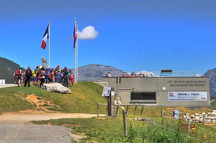 Musée de la Résistance en hiver sur le plateau des Glières, exposition sur le Maquis