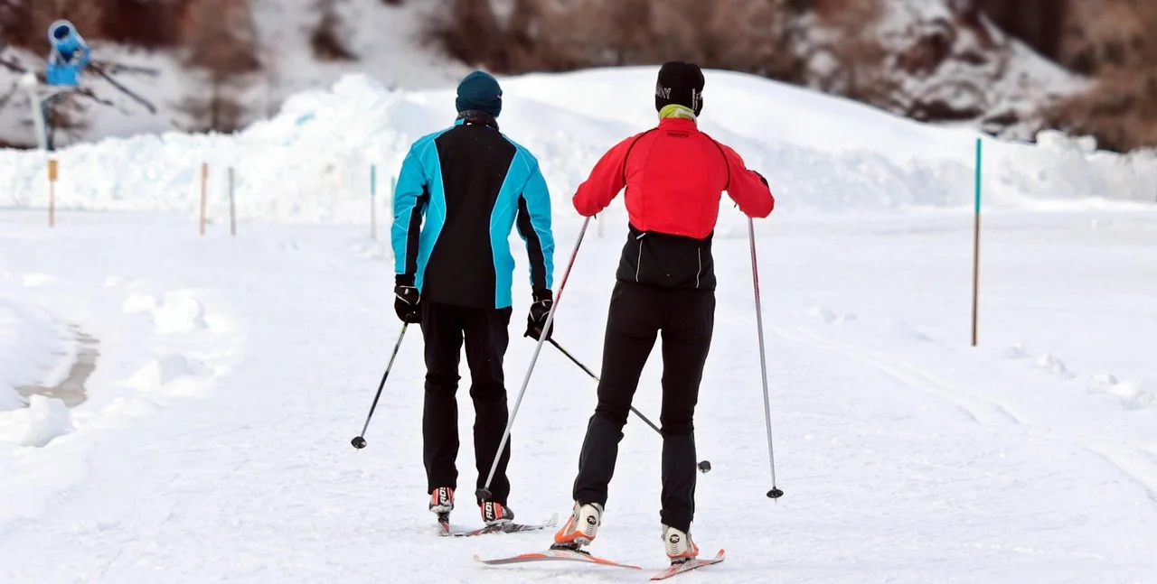 Ski de fond sur les 29 km de pistes du plateau des Glières en hiver, Thorens-Glières