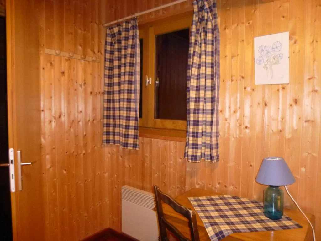Vue extérieure du chalet Les Augets en été, plateau des Glières