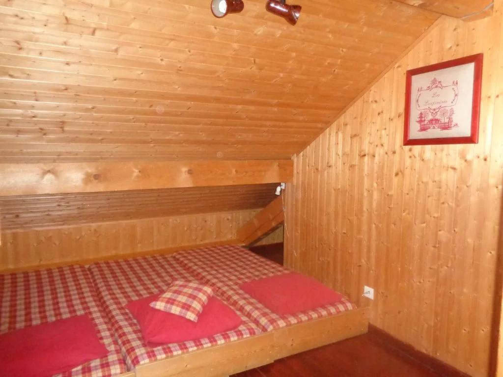 Chambre 1 du gîte Les Augets avec bas-flancs en bois, plateau des Glières