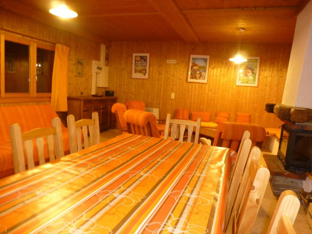 Coin séjour du gîte Les Augets avec grande table conviviale