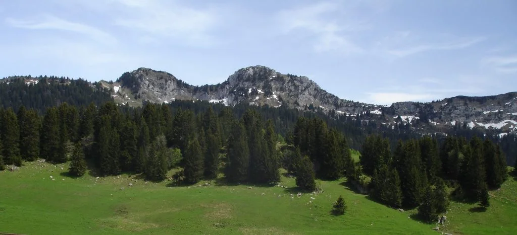 Paysage montagnard du plateau des Glières, Thorens-Glières — tarifs du gîte Les Augets