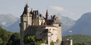 Château de Menthon-Saint-Bernard en style néogothique, au bord du lac d'Annecy, Haute-Savoie