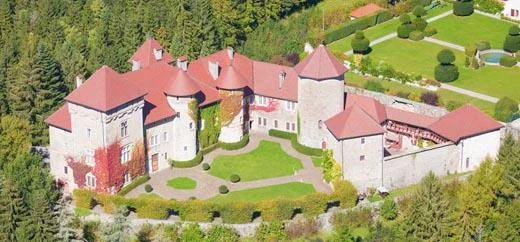 Vue aérienne du château de Thorens-Glières, demeure de Saint François de Sales et du comte de Cavour