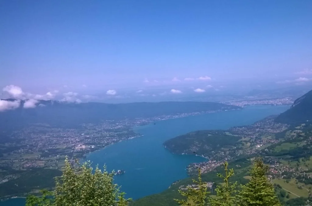 Lac d'Annecy vu depuis les hauteurs, à proximité du gîte Les Augets à Thorens-Glières