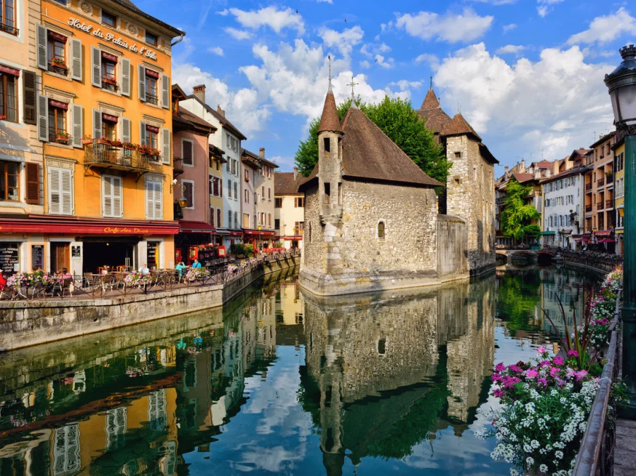 Vieille Ville d'Annecy avec canaux et maisons colorées, classée monument historique